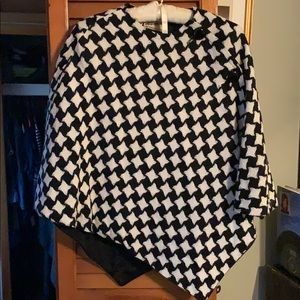 Vintage houndstooth black and white capelet